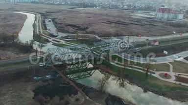 用现代化的铁路桥梁对狭窄的河流进行美丽的鸟瞰.. 高速列车轨道线跨越河流从鸟瞰`鸟瞰。